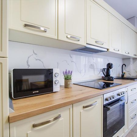 Lovely Home At West Residence Oradea Bagian luar foto