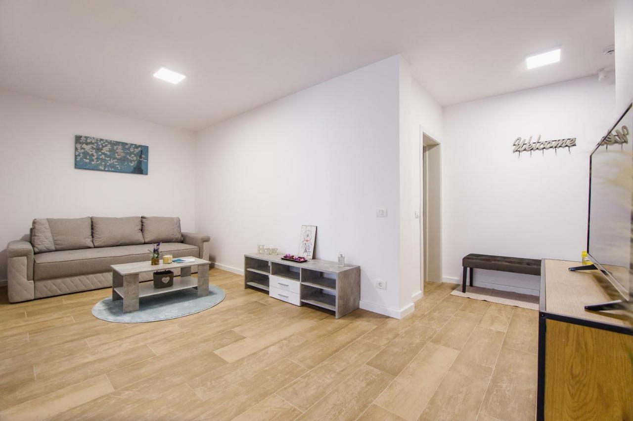 Lovely Home At West Residence Oradea Bagian luar foto